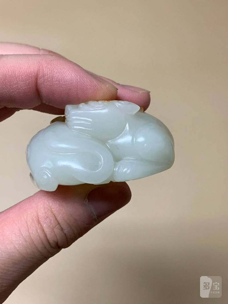 清 白玉红皮巧雕双獬豸镇纸 - 图4